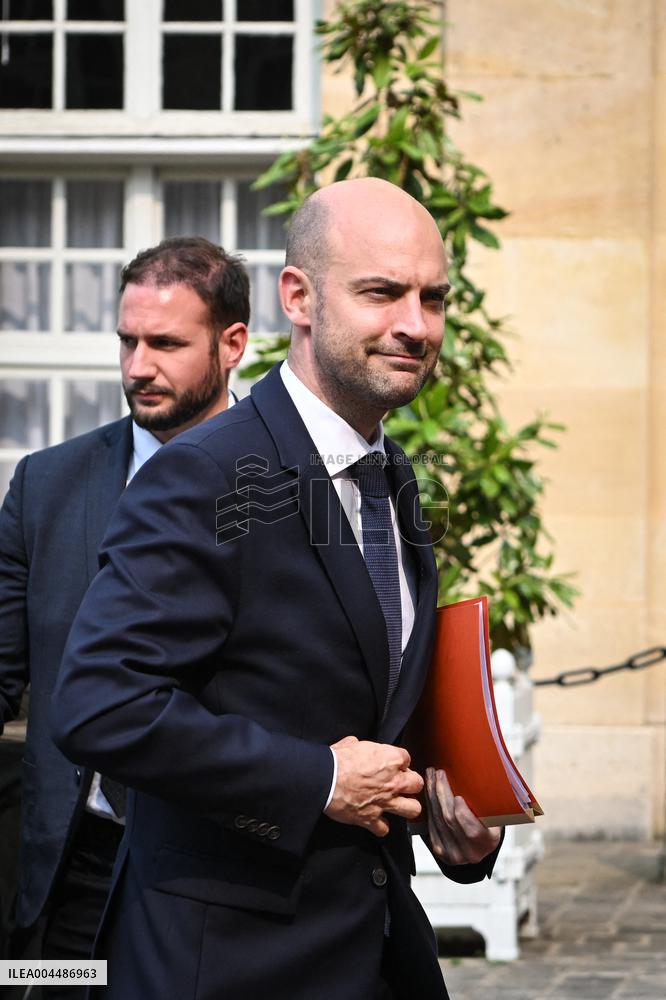 French PM Francois Bayrou welcomes Ukrainian PM Denys Shmyhal in Paris - FA