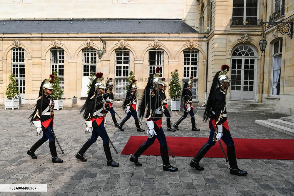 French PM Francois Bayrou welcomes Ukrainian PM Denys Shmyhal in Paris - FA
