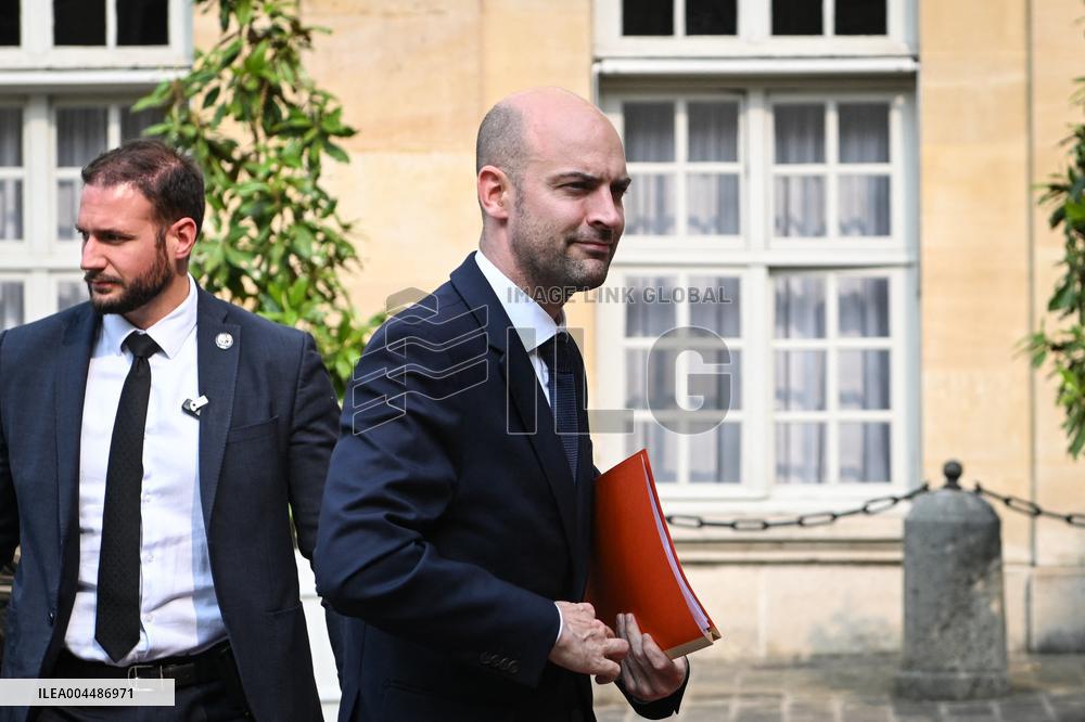 French PM Francois Bayrou welcomes Ukrainian PM Denys Shmyhal in Paris - FA