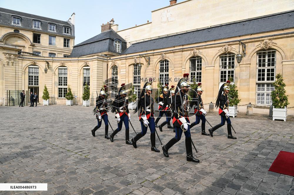 French PM Francois Bayrou welcomes Ukrainian PM Denys Shmyhal in Paris - FA