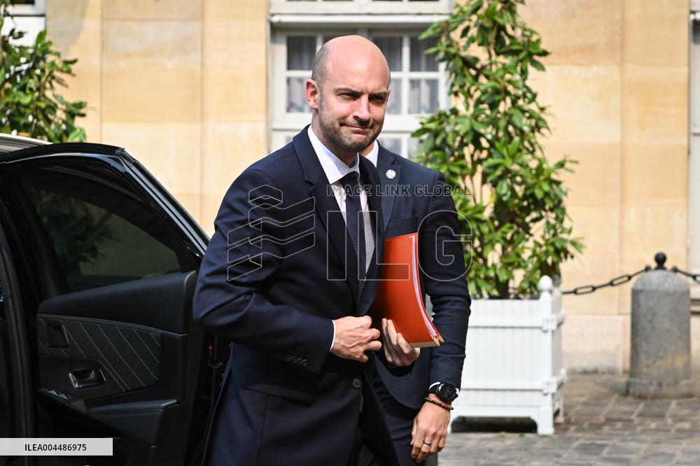 French PM Francois Bayrou welcomes Ukrainian PM Denys Shmyhal in Paris - FA