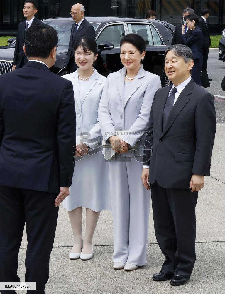 Japanese emperor's family head for Okinawa