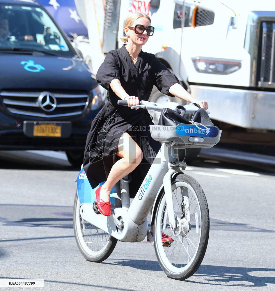 Noami Watts And Billy Crudup Riding Bike - NYC