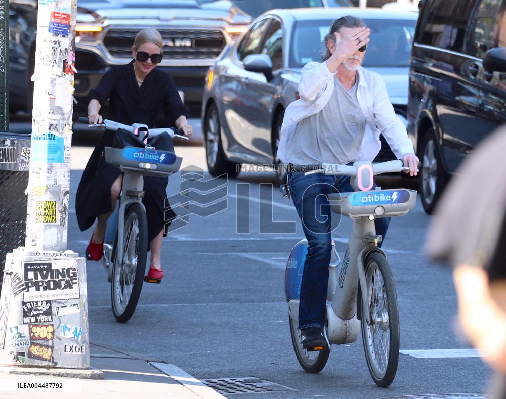 Noami Watts And Billy Crudup Riding Bike - NYC