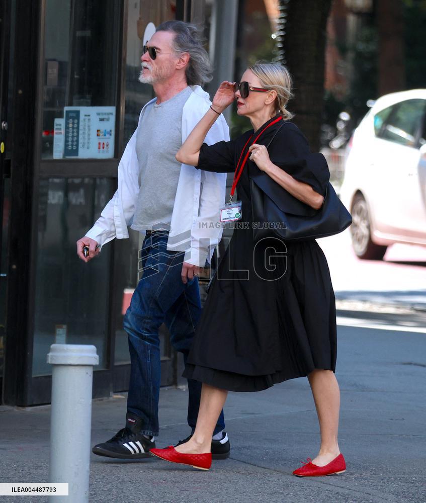 Noami Watts And Billy Crudup Riding Bike - NYC