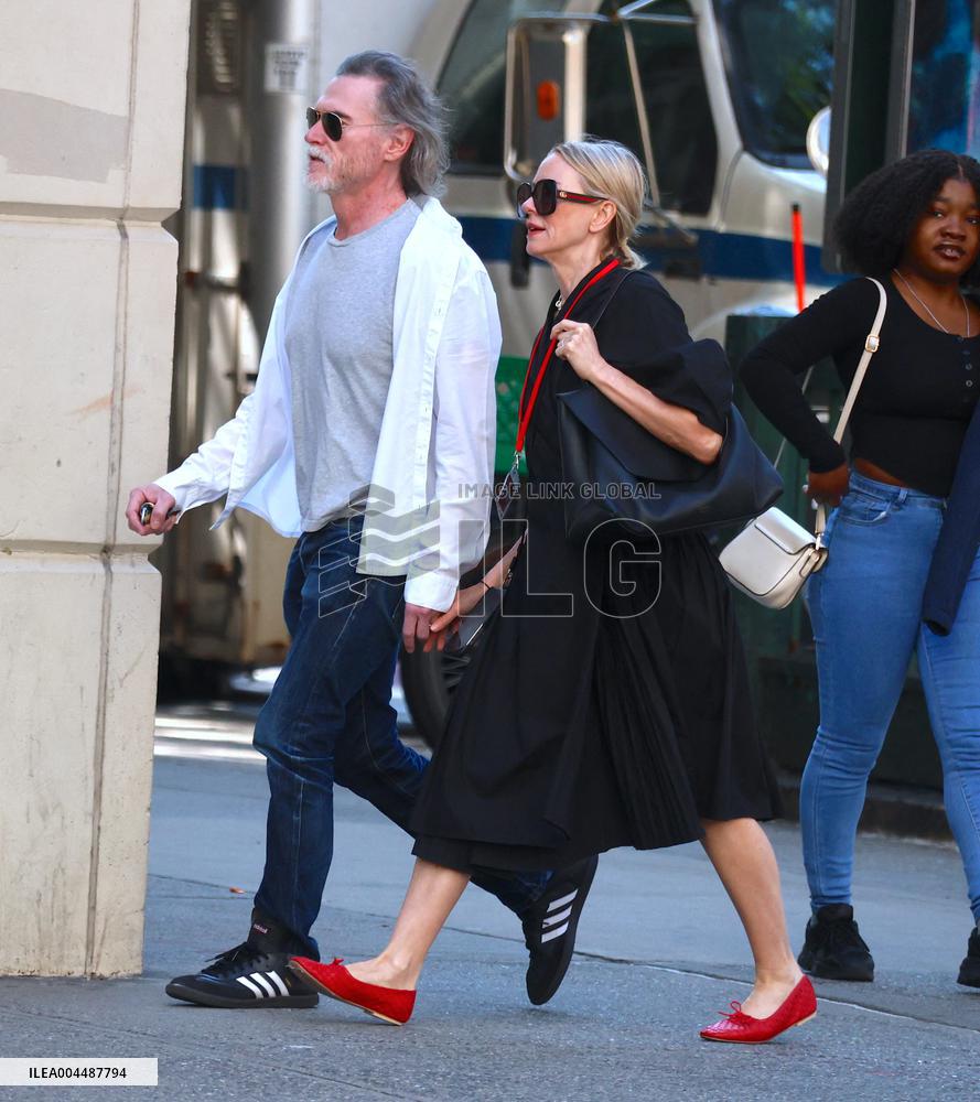 Noami Watts And Billy Crudup Riding Bike - NYC