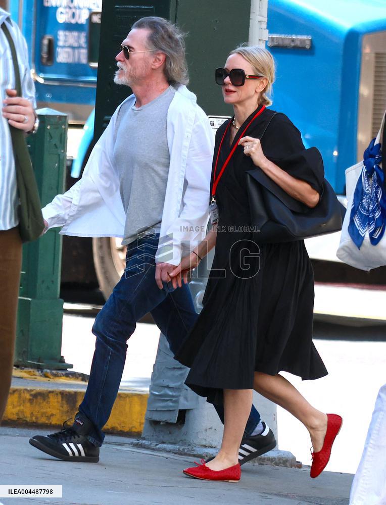 Noami Watts And Billy Crudup Riding Bike - NYC