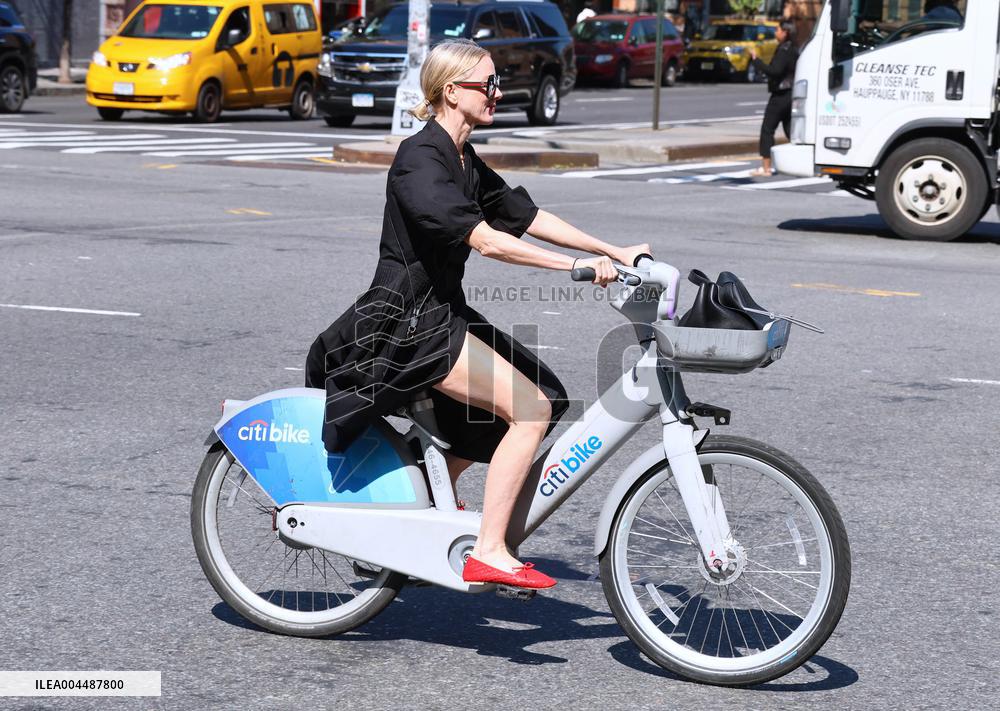Noami Watts And Billy Crudup Riding Bike - NYC