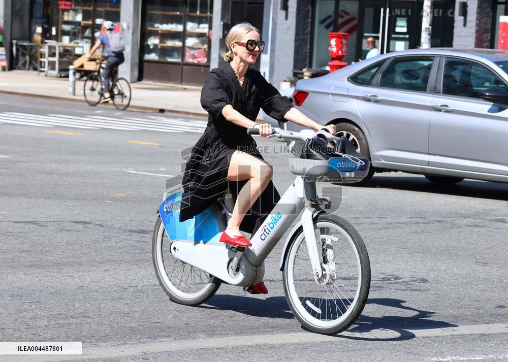 Noami Watts And Billy Crudup Riding Bike - NYC