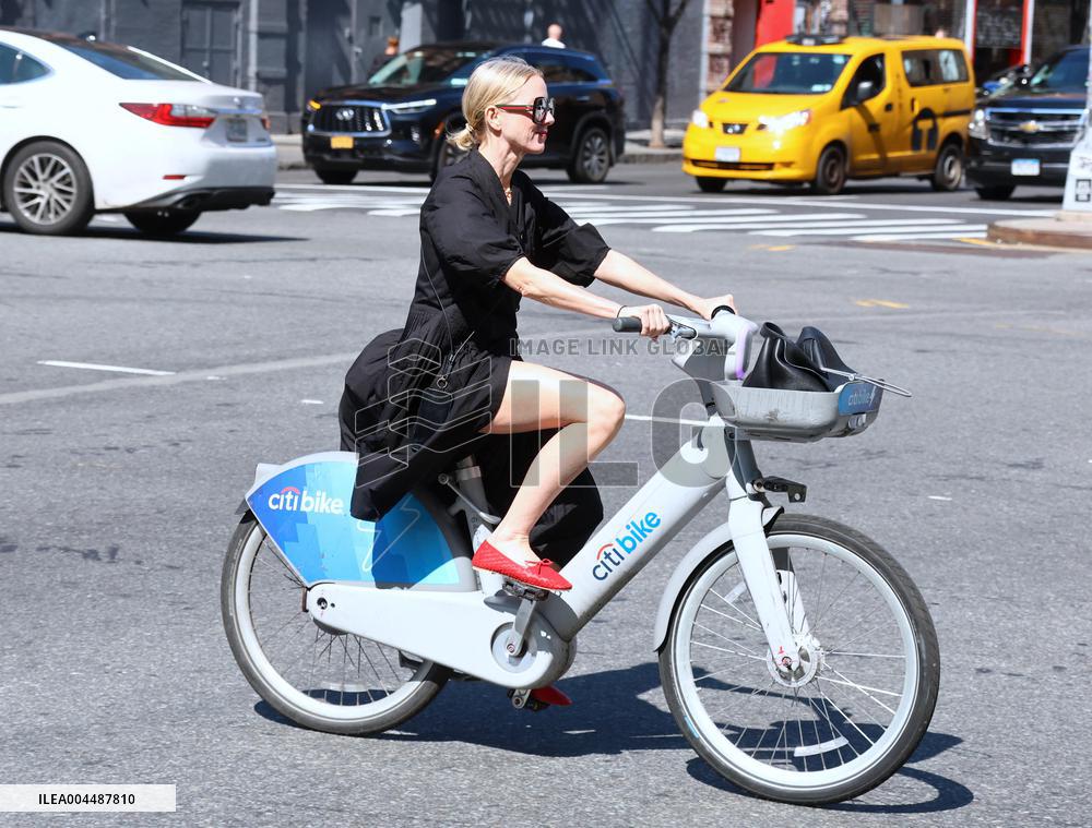 Noami Watts And Billy Crudup Riding Bike - NYC
