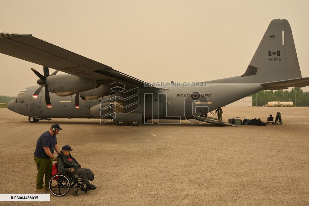 RCAF Assists Evacuees from Manitoba Wildfires - Canada