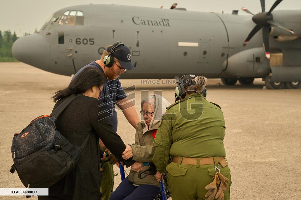 RCAF Assists Evacuees from Manitoba Wildfires - Canada