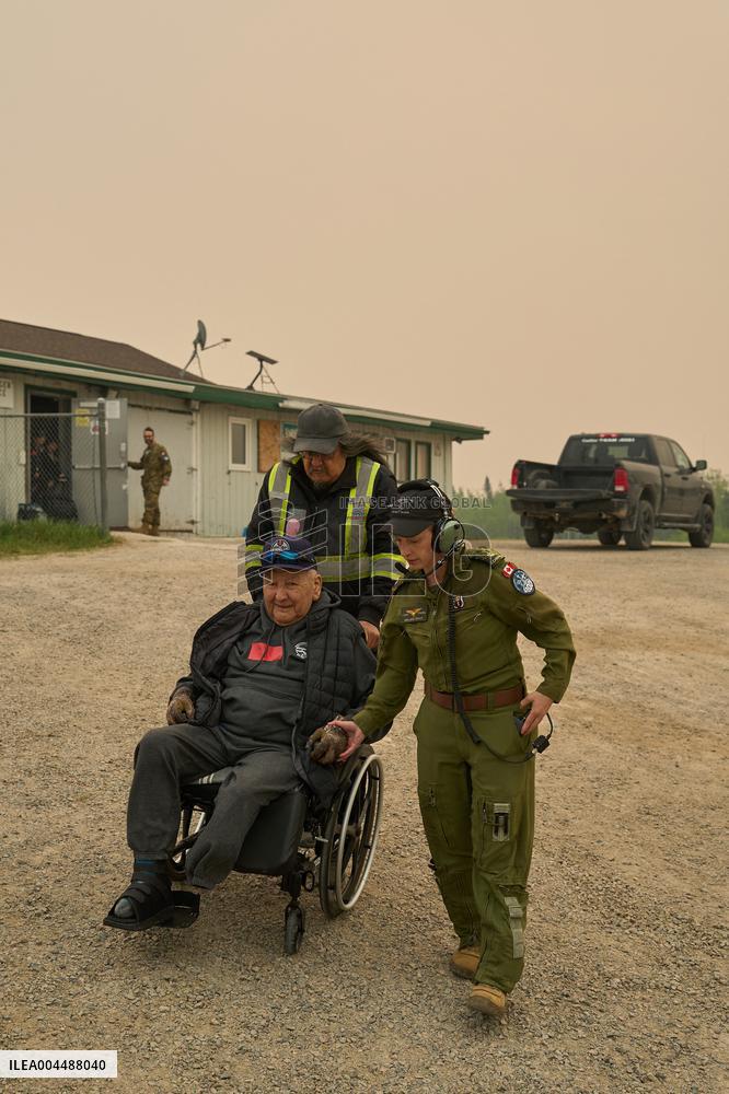 RCAF Assists Evacuees from Manitoba Wildfires - Canada