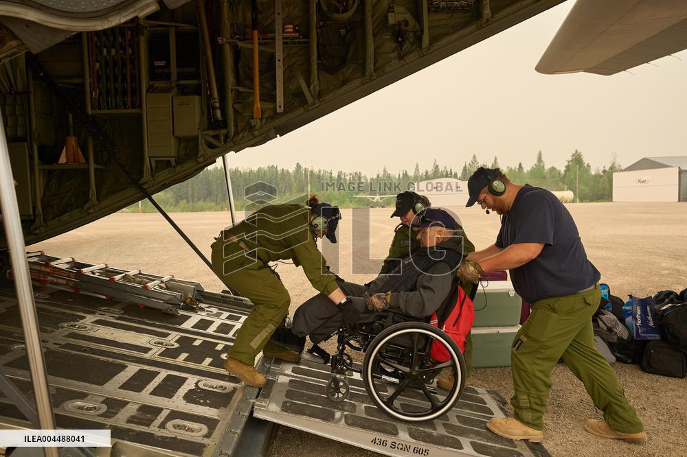 RCAF Assists Evacuees from Manitoba Wildfires - Canada
