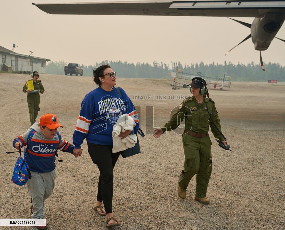 RCAF Assists Evacuees from Manitoba Wildfires - Canada