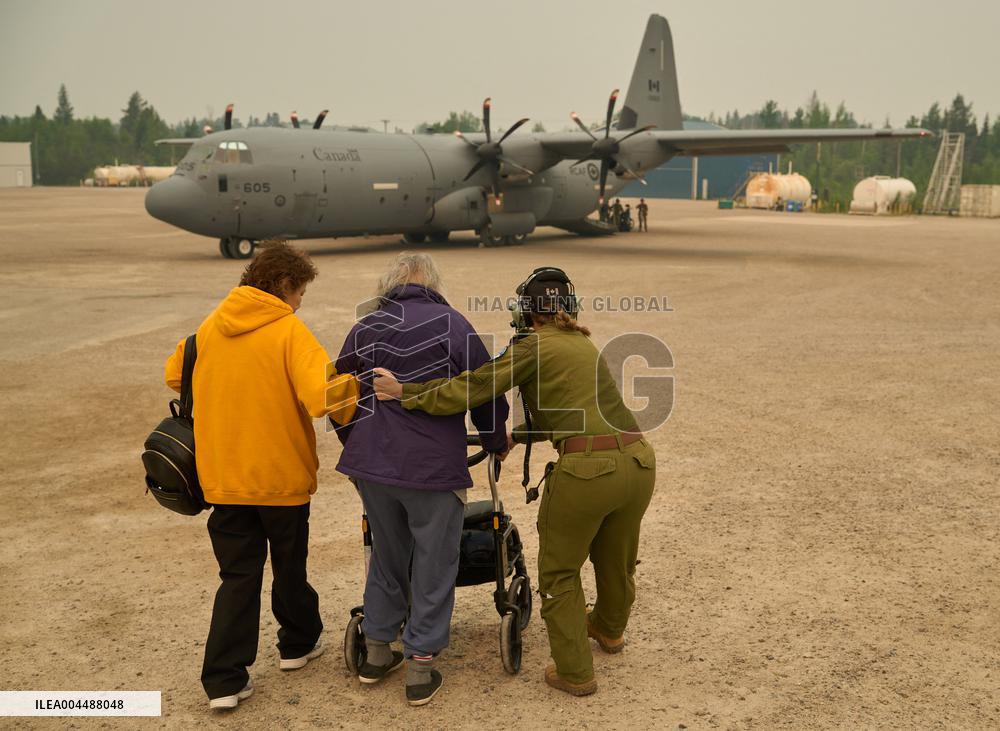 RCAF Assists Evacuees from Manitoba Wildfires - Canada