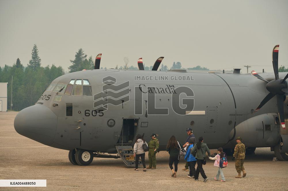 RCAF Assists Evacuees from Manitoba Wildfires - Canada