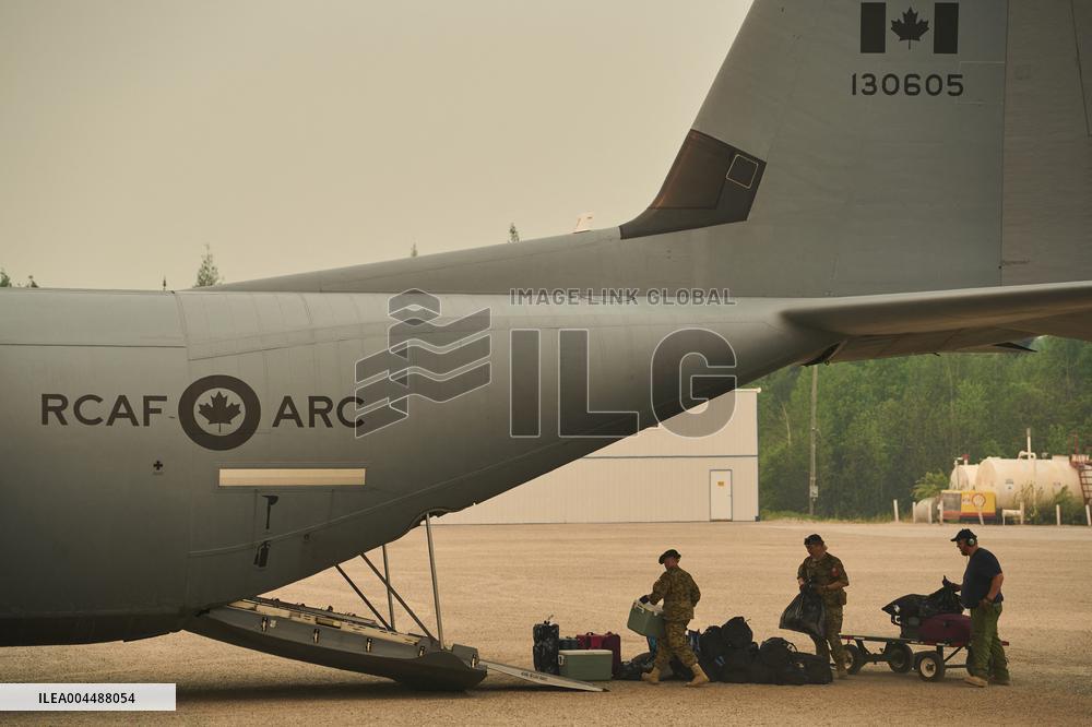 RCAF Assists Evacuees from Manitoba Wildfires - Canada