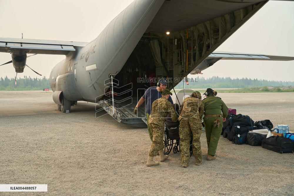RCAF Assists Evacuees from Manitoba Wildfires - Canada
