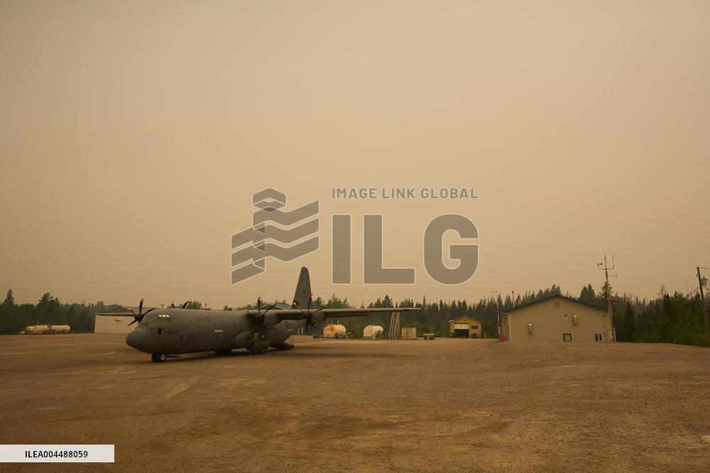 RCAF Assists Evacuees from Manitoba Wildfires - Canada