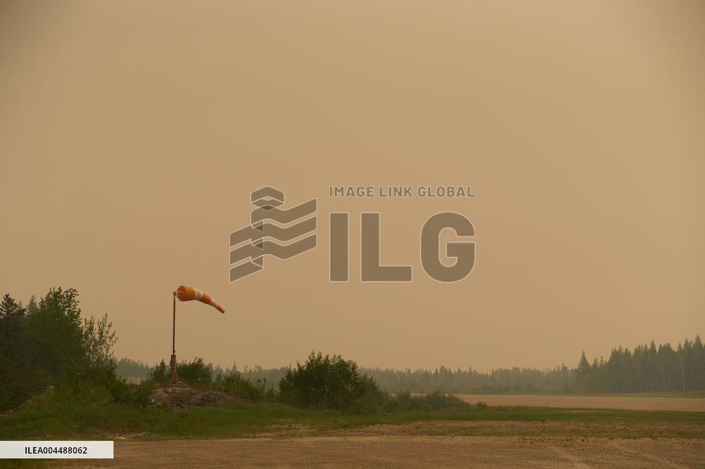 RCAF Assists Evacuees from Manitoba Wildfires - Canada