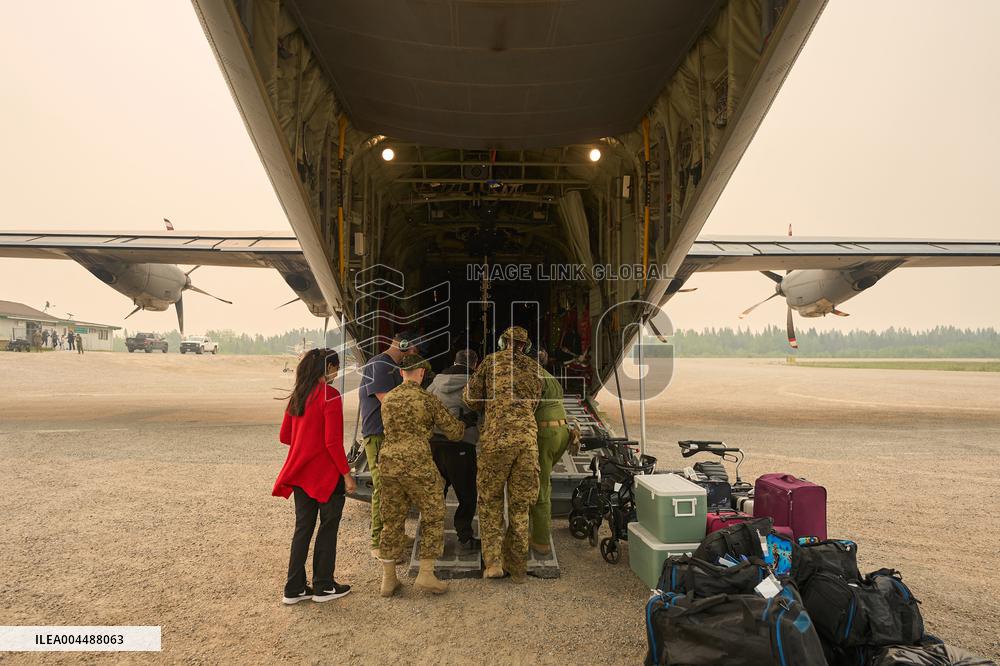 RCAF Assists Evacuees from Manitoba Wildfires - Canada