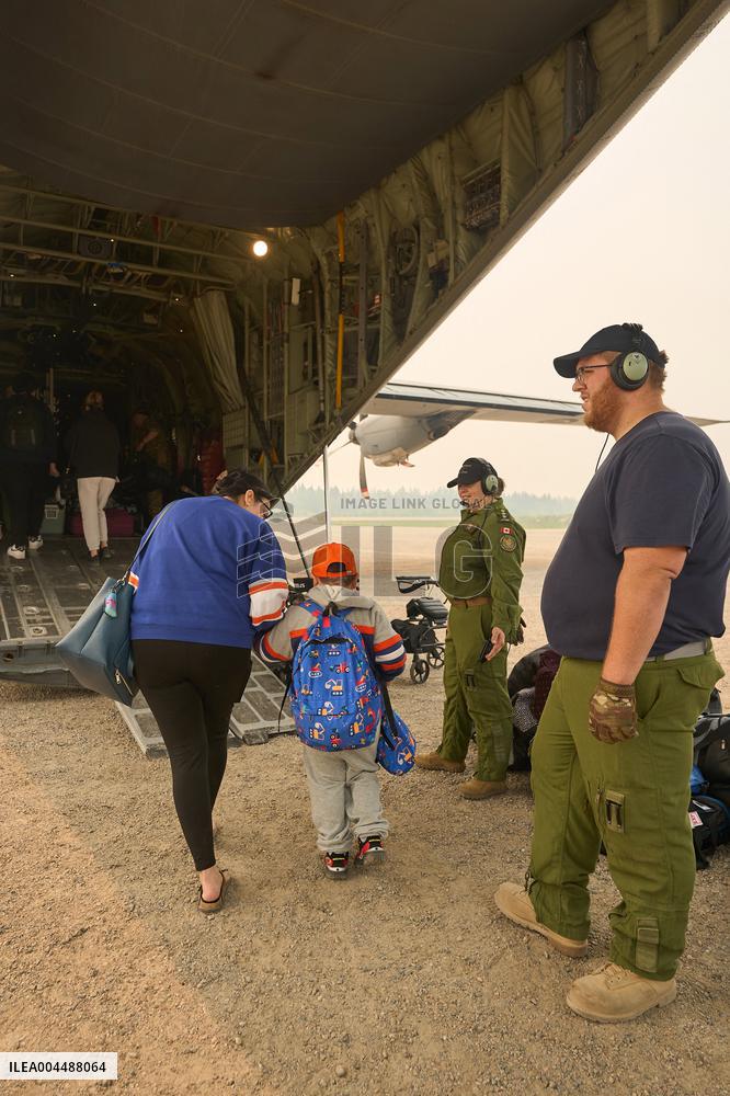 RCAF Assists Evacuees from Manitoba Wildfires - Canada