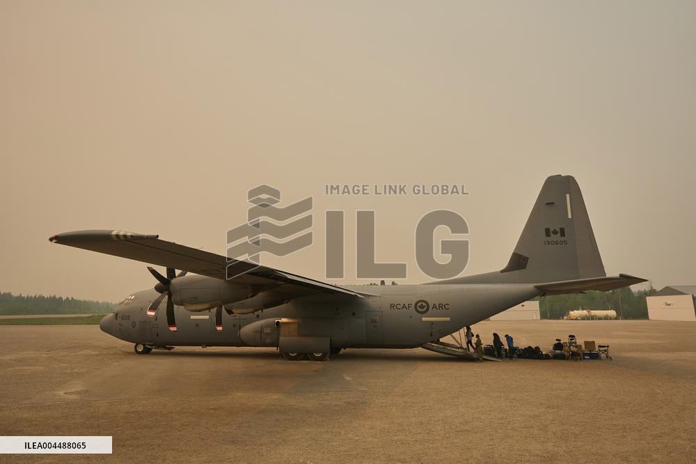 RCAF Assists Evacuees from Manitoba Wildfires - Canada