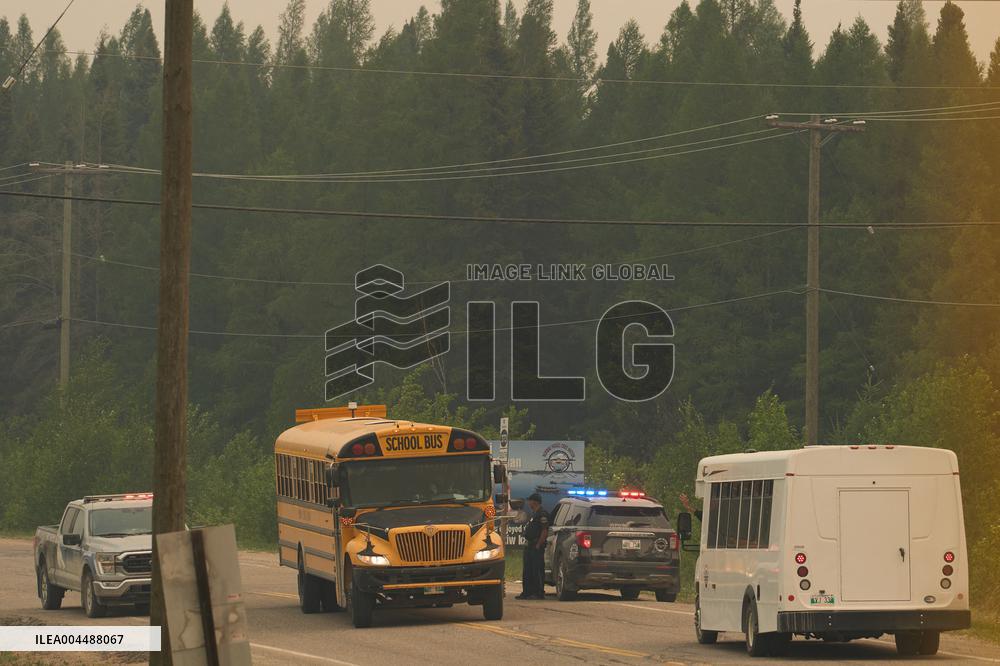 RCAF Assists Evacuees from Manitoba Wildfires - Canada