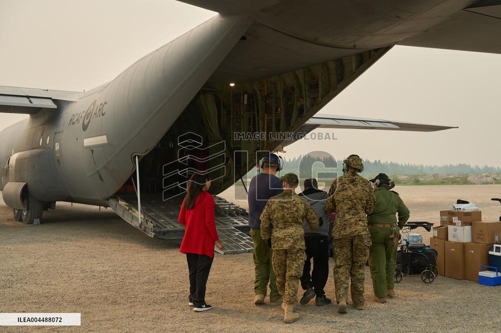 RCAF Assists Evacuees from Manitoba Wildfires - Canada