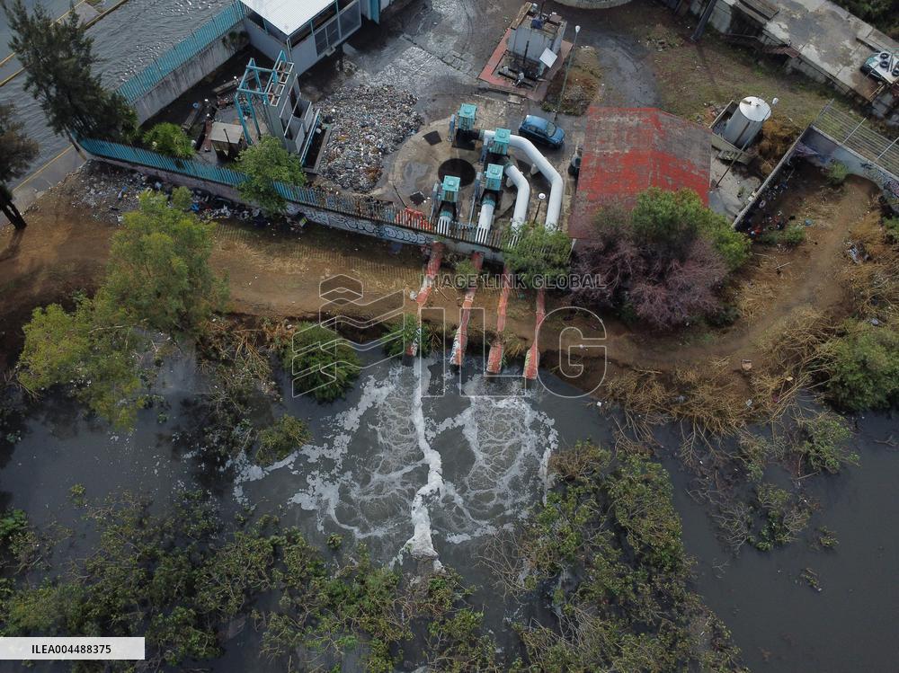 Sudden Rains Flood the Streets - Mexico City