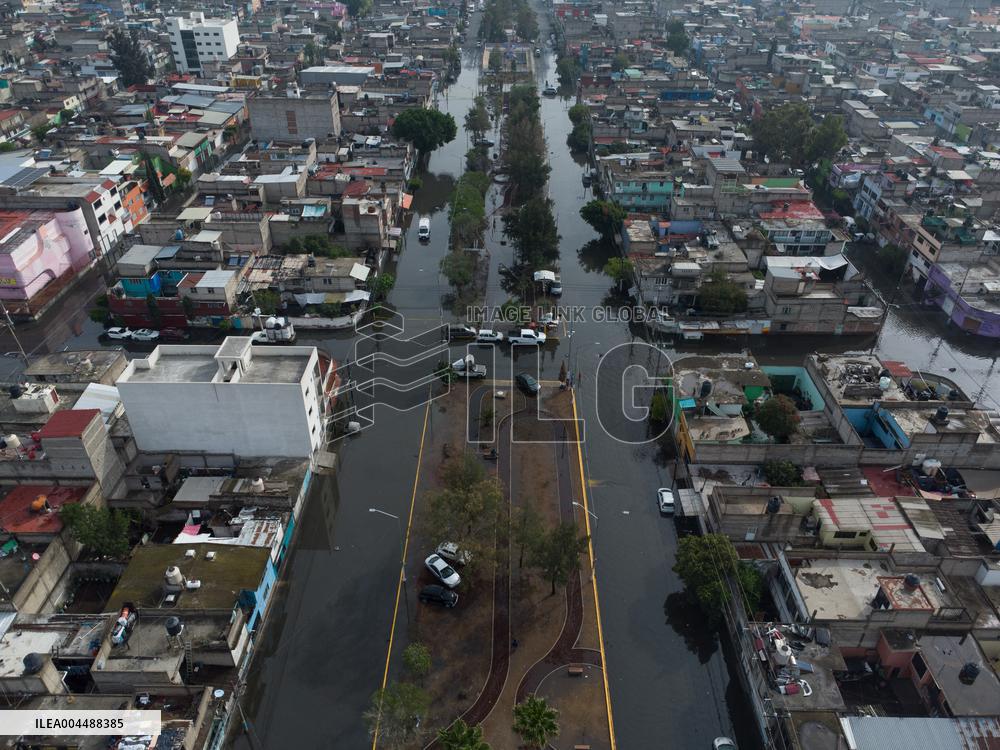 Sudden Rains Flood the Streets - Mexico City