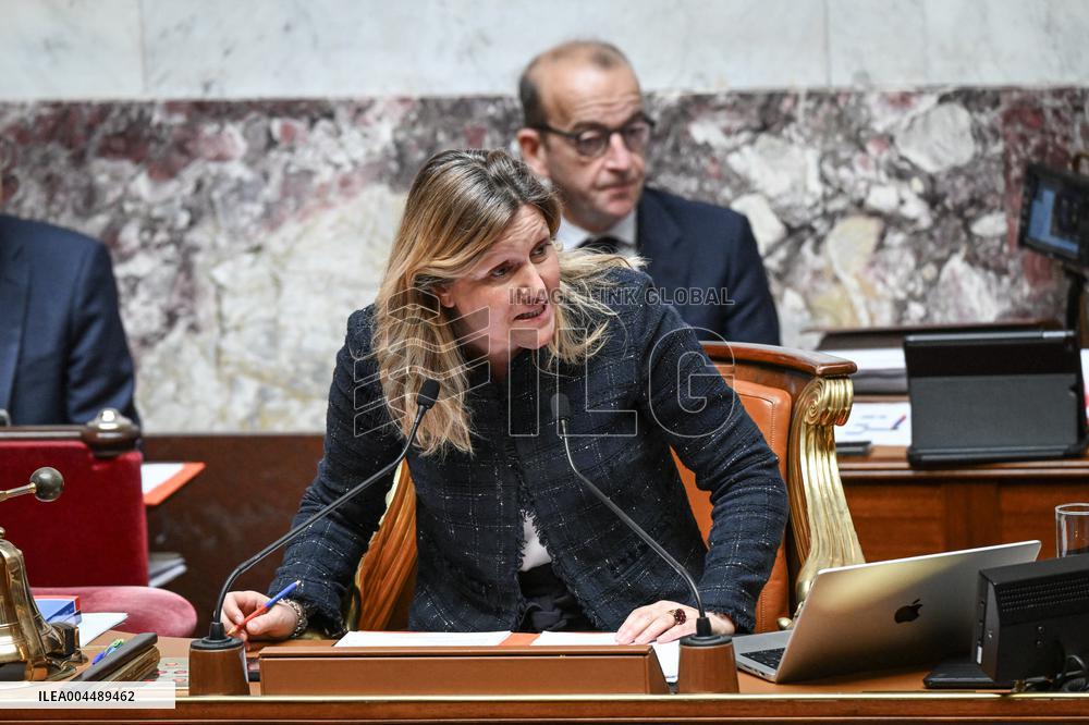 Speeches before a Motion de censure vote at the National Assembly FA