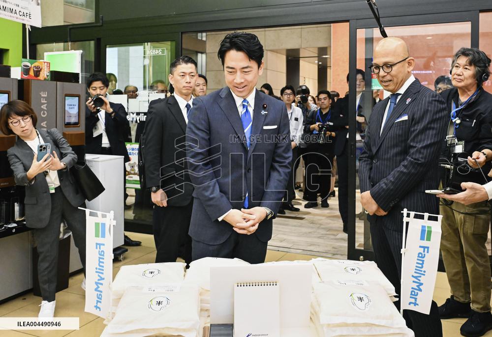 Farm minister visits store selling reserve rice