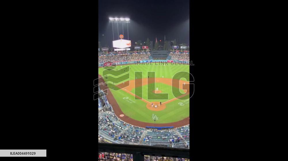 US: Shirtless Fan Storms Field at Dodger Stadium During Mets Game