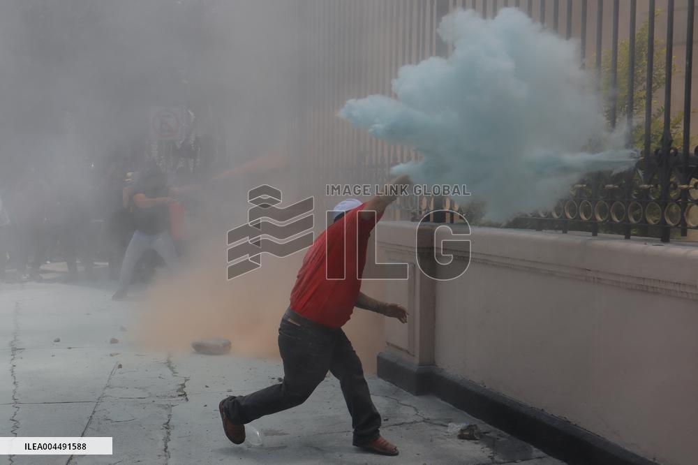 CNTE Teachers Unrest to Demand 100% Salary Increase - Mexico City