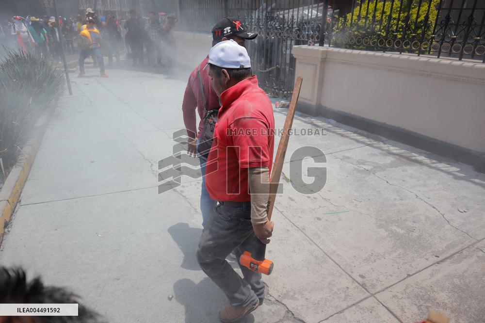 CNTE Teachers Unrest to Demand 100% Salary Increase - Mexico City