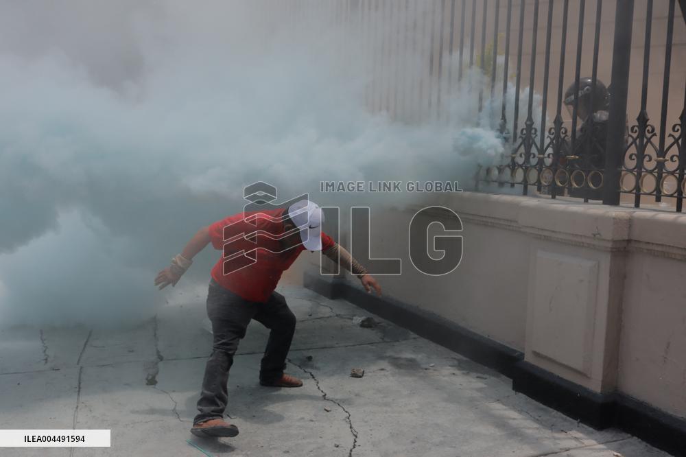 CNTE Teachers Unrest to Demand 100% Salary Increase - Mexico City