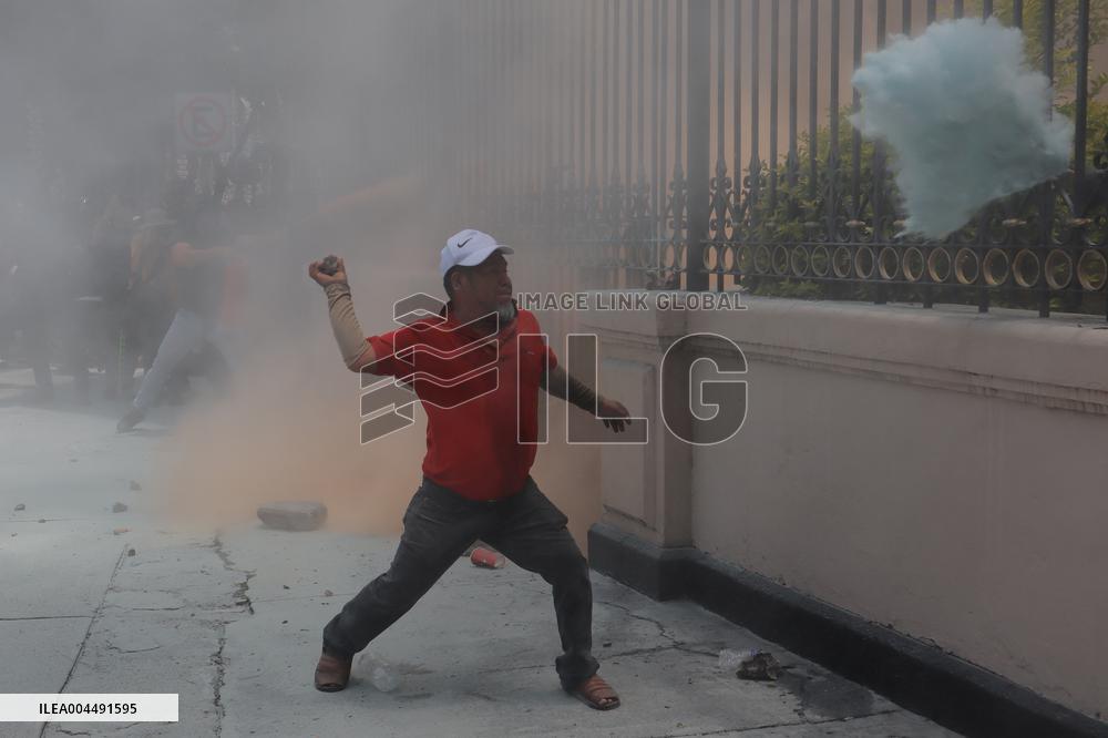 CNTE Teachers Unrest to Demand 100% Salary Increase - Mexico City