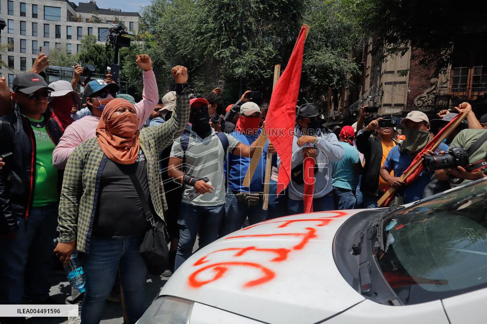 CNTE Teachers Unrest to Demand 100% Salary Increase - Mexico City
