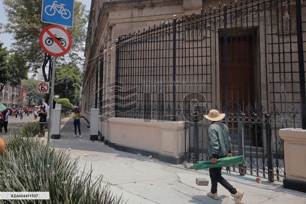 CNTE Teachers Unrest to Demand 100% Salary Increase - Mexico City