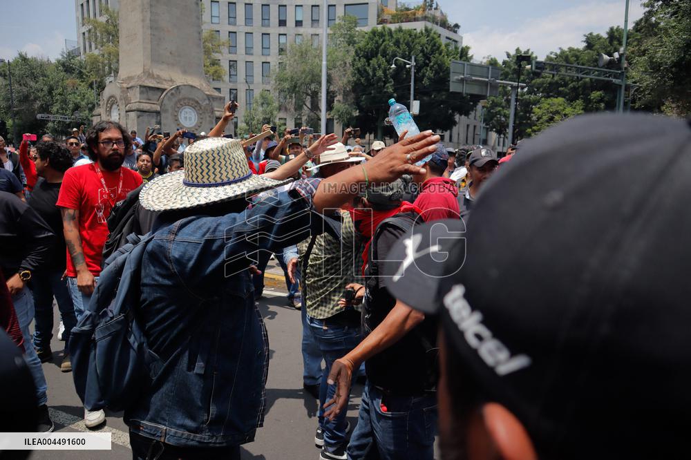 CNTE Teachers Unrest to Demand 100% Salary Increase - Mexico City