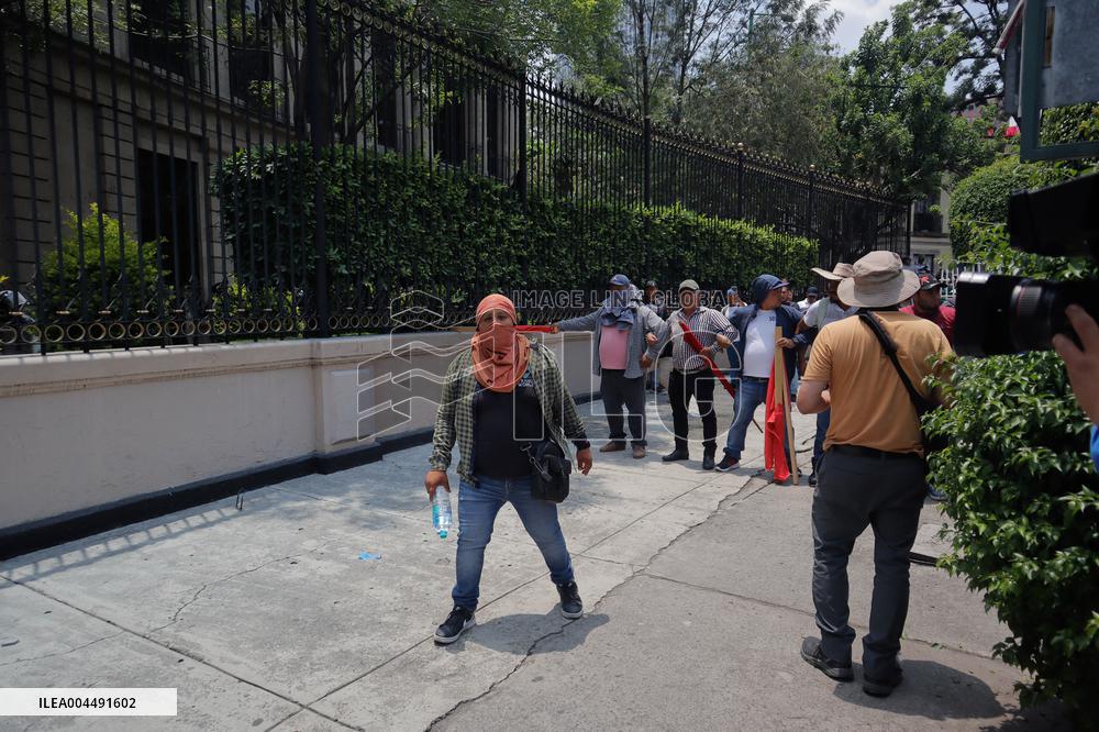 CNTE Teachers Unrest to Demand 100% Salary Increase - Mexico City