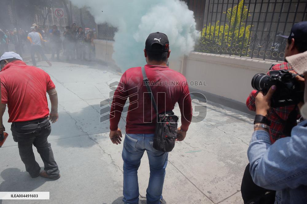 CNTE Teachers Unrest to Demand 100% Salary Increase - Mexico City