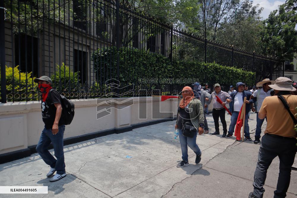 CNTE Teachers Unrest to Demand 100% Salary Increase - Mexico City