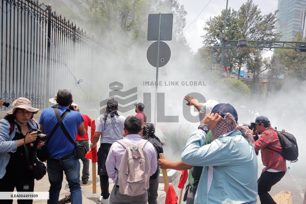 CNTE Teachers Unrest to Demand 100% Salary Increase - Mexico City