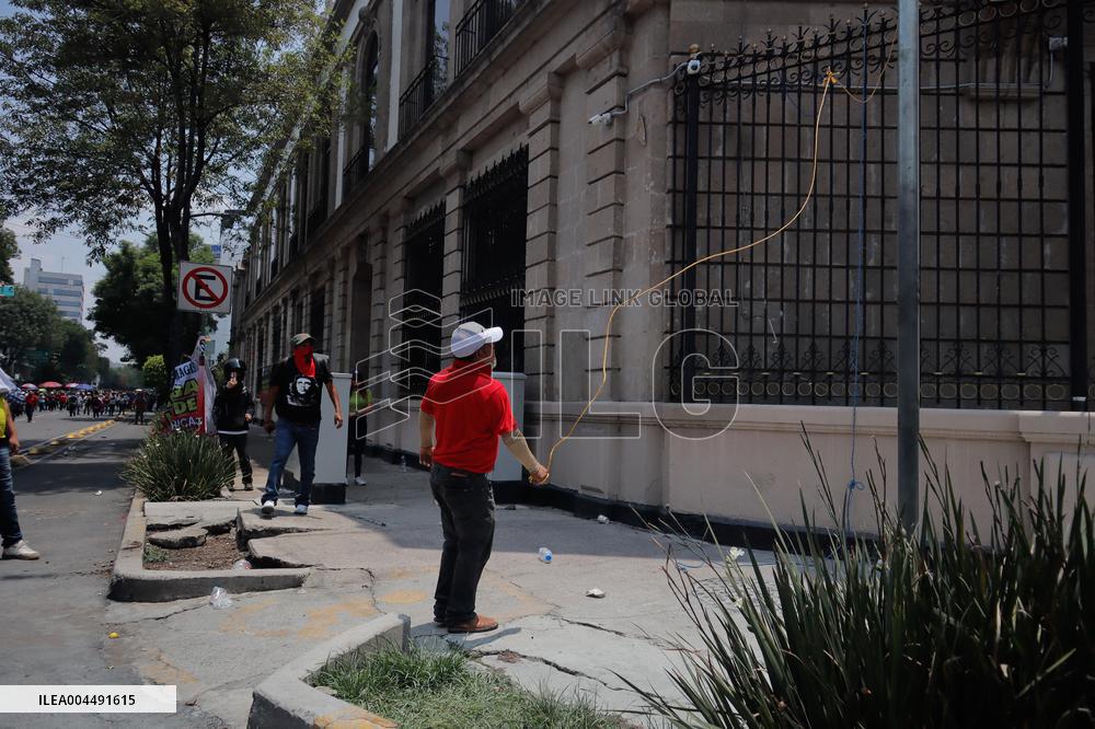 CNTE Teachers Unrest to Demand 100% Salary Increase - Mexico City