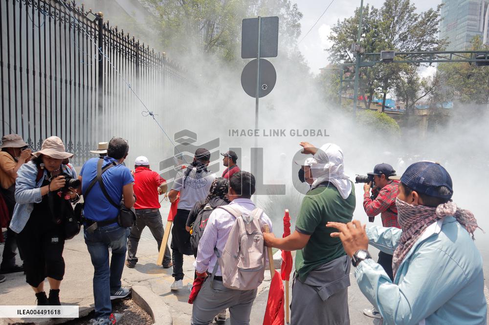 CNTE Teachers Unrest to Demand 100% Salary Increase - Mexico City