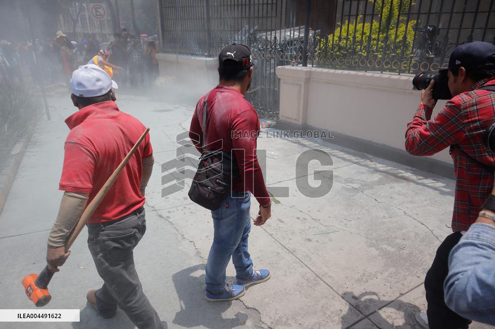 CNTE Teachers Unrest to Demand 100% Salary Increase - Mexico City