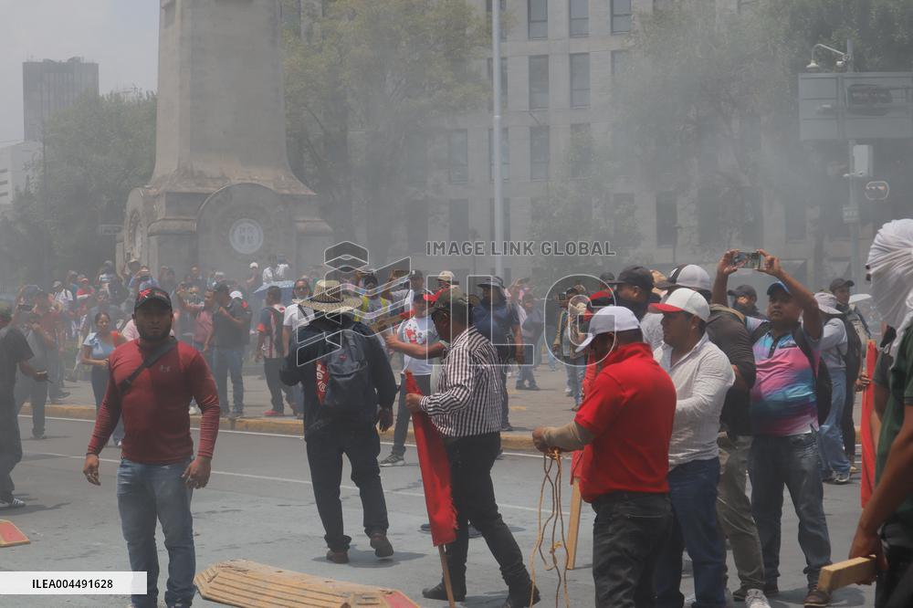 CNTE Teachers Unrest to Demand 100% Salary Increase - Mexico City